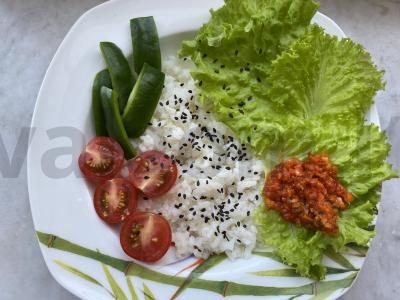 Ryžių, daržovių ir adžikos dubuo pagrindine nuotrauka