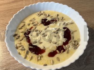 Kukurūzų košė su stracciatella ir braškių uogiene pagrindine nuotrauka