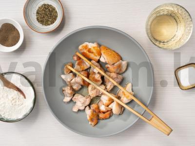 Kalakutienos filė su putojančiu vynu ir provanso žolelėmis Žingsnis 1