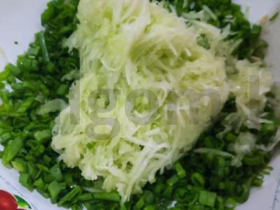 Švelnus vasaros salotas su kiaušiniu ir žaliu svogūnu Žingsnis 2