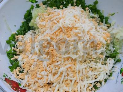 Švelnus vasaros salotas su kiaušiniu ir žaliu svogūnu Žingsnis 3