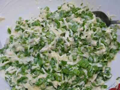 Švelnus vasaros salotas su kiaušiniu ir žaliu svogūnu pagrindine nuotrauka