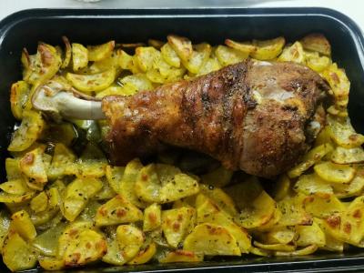 Indėnų blauzda orkaitėje su bulvėmis pagrindine nuotrauka