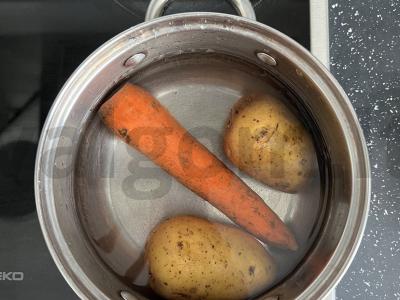 Silkės kepenų salotas „Murmansko būdu“ Žingsnis 1