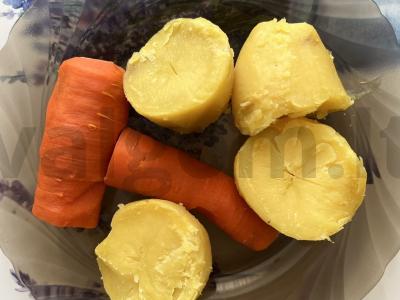 Silkės kepenų salotas „Murmansko būdu“ Žingsnis 3