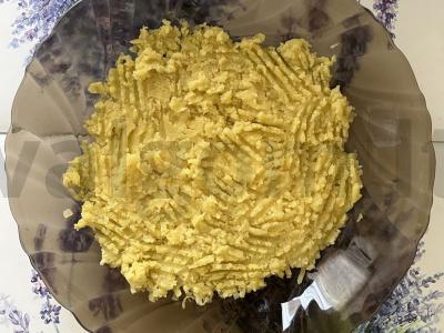 Silkės kepenų salotas „Murmansko būdu“ Žingsnis 4