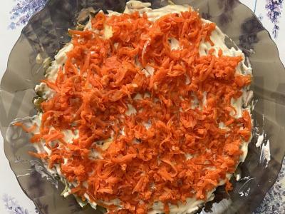 Silkės kepenų salotas „Murmansko būdu“ Žingsnis 8