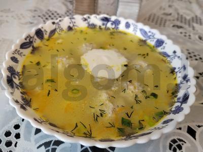 Lengvas sriuba su meatballs pagrindine nuotrauka