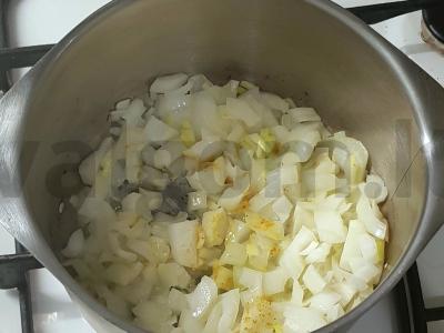 Svogūnų sriuba vištienos sultinyje Žingsnis 2