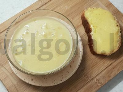 Svogūnų sriuba vištienos sultinyje pagrindine nuotrauka