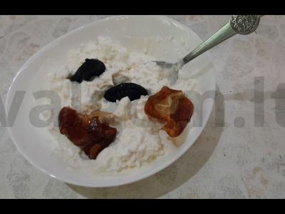 Varškės pusryčiai su džiovintais vaisiais pagrindine nuotrauka