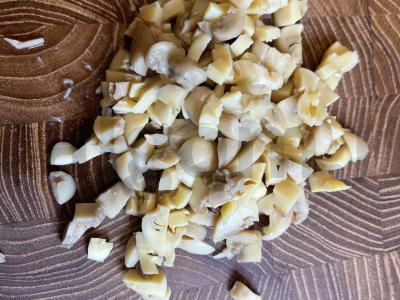 Salotas „Skanaus“ su marinuotais grybais ir krabų lazdelėmis Žingsnis 1