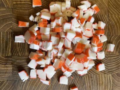 Salotas „Skanaus“ su marinuotais grybais ir krabų lazdelėmis Žingsnis 2