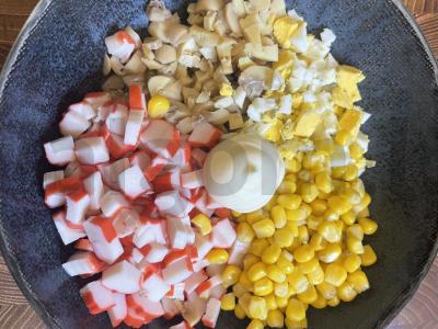 Salotas „Skanaus“ su marinuotais grybais ir krabų lazdelėmis Žingsnis 3