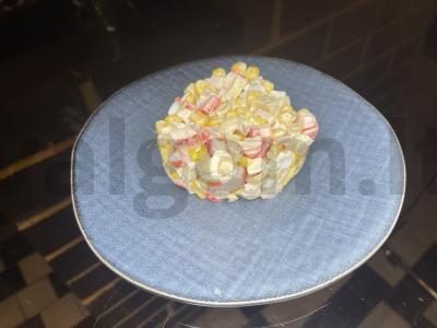 Salotas „Skanaus“ su marinuotais grybais ir krabų lazdelėmis pagrindine nuotrauka