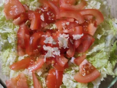 Salotas „Vitaminas“ su Pekino kopūstu ir česnaku Žingsnis 2