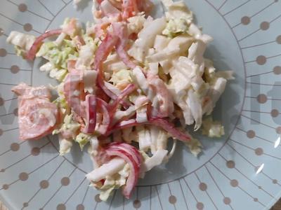 Salotas „Vitaminas“ su Pekino kopūstu ir česnaku pagrindine nuotrauka