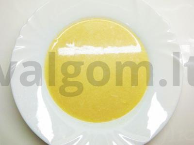 Alaus sriuba su grietine, sūriu ir baltu duona pagrindine nuotrauka