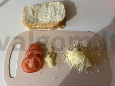 Traškus kiaušinių tostadas su česnaku, pomidoru ir sūriu Žingsnis 1