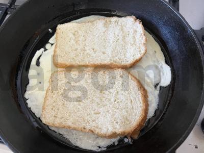 Traškus kiaušinių tostadas su česnaku, pomidoru ir sūriu Žingsnis 4