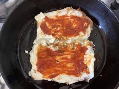 Traškus kiaušinių tostadas su česnaku, pomidoru ir sūriu Žingsnis 5