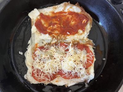 Traškus kiaušinių tostadas su česnaku, pomidoru ir sūriu Žingsnis 6