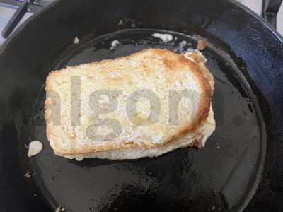 Traškus kiaušinių tostadas su česnaku, pomidoru ir sūriu Žingsnis 7