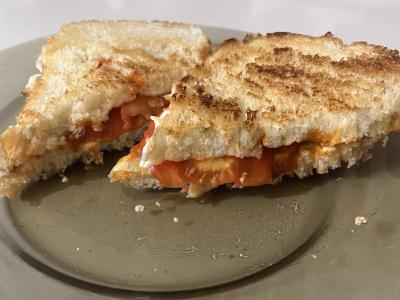 Traškus kiaušinių tostadas su česnaku, pomidoru ir sūriu pagrindine nuotrauka