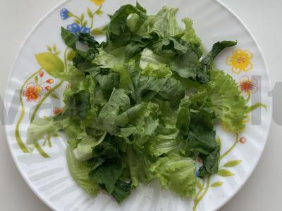 Salotos iš salotų lapų, rukolos, avokado ir pomidorų Žingsnis 1