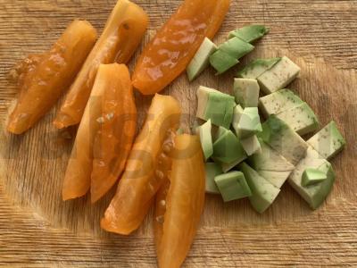 Salotos iš salotų lapų, rukolos, avokado ir pomidorų Žingsnis 2