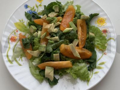 Salotos iš salotų lapų, rukolos, avokado ir pomidorų pagrindine nuotrauka