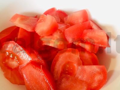 Salotas su pomidorais, svogūnais ir sūriu Žingsnis 1