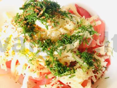 Salotas su pomidorais, svogūnais ir sūriu Žingsnis 3