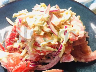 Salotas su pomidorais, svogūnais ir sūriu pagrindine nuotrauka