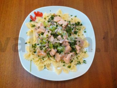 Farfalle su upėtakiu pagrindine nuotrauka