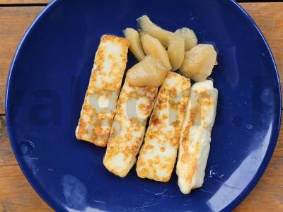 Keptas haloumi sūris su kriaušėmis ir mėtomis pagrindine nuotrauka