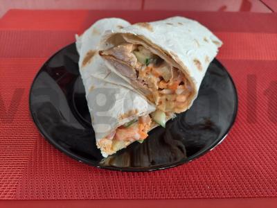 Namų šašlykas su kepta vištiena ir korėjietiška morkų salotomis pagrindine nuotrauka