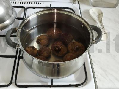 Burokėlių salotos su graikiniais riešutais ir česnaku Žingsnis 1