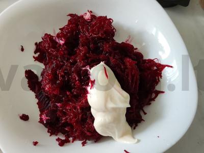 Burokėlių salotos su graikiniais riešutais ir česnaku Žingsnis 3