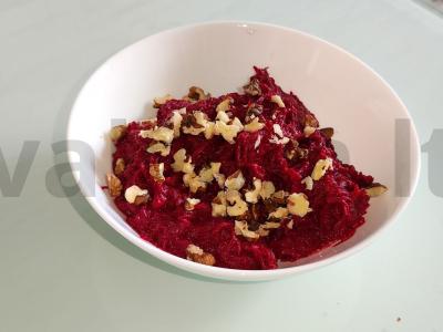 Burokėlių salotos su graikiniais riešutais ir česnaku pagrindine nuotrauka