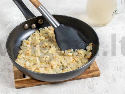 Grietinės padažas su miltais ir svogūnais Žingsnis 1