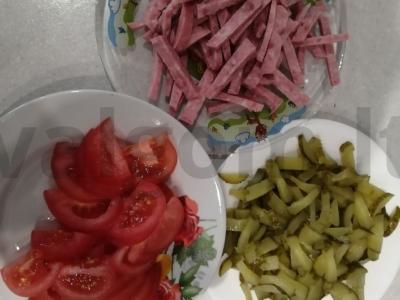 Pica „Naminė“ su marinuotais agurkais ir dešra Žingsnis 1