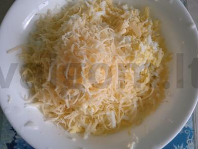 Pica „Naminė“ su marinuotais agurkais ir dešra Žingsnis 2