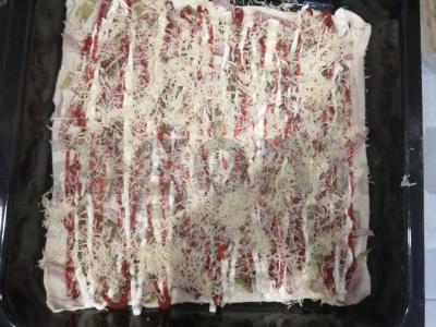 Pica „Naminė“ su marinuotais agurkais ir dešra Žingsnis 3