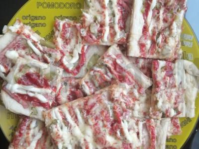 Pica „Naminė“ su marinuotais agurkais ir dešra pagrindine nuotrauka