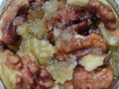 Riešutai su medumi pagrindine nuotrauka