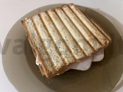 Krištoliniai, sotūs, karšti tostai su kumpiu ir karbonaidu pagrindine nuotrauka