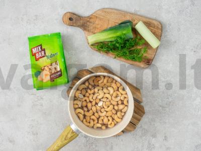 Brokolinių sriuba su anakardžių kremu Žingsnis 1