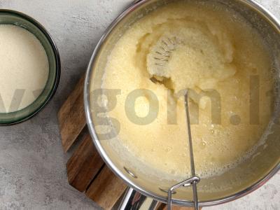 Vegetariškas tortas pomidorų sultyse Žingsnis 1