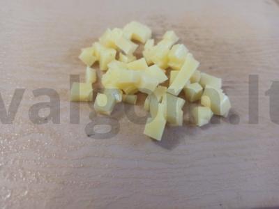 Salotos su obuoliu, varškės sūriu ir sūriu Žingsnis 1